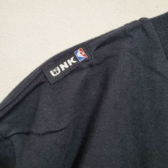 NBA CHICAGO BULLS SZ MEDIUM T SHIRT NWOT UNK BLACK/RED - Picture 6 of 9